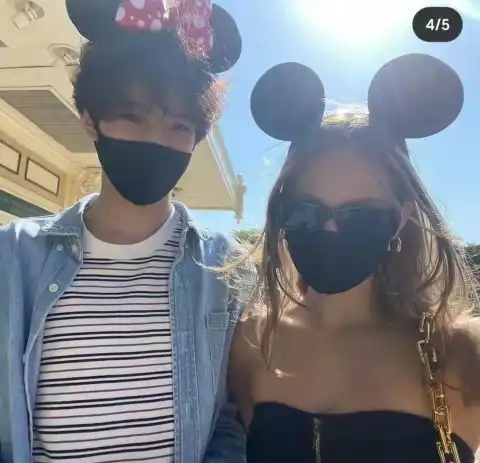 袁咏仪儿子与好友迪士尼游玩长相酷似张智霖阳光帅气