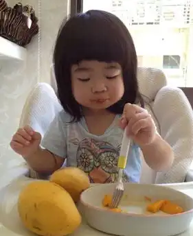 爸爸去哪儿2曹格女儿神似蜡笔小新生活照萌翻网友