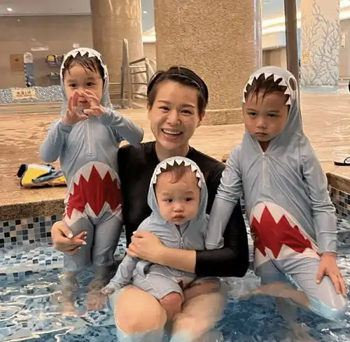 43岁胡杏儿妇女节秀幸福,仨儿子围着妈妈喝奶粉,个个帅气黏人