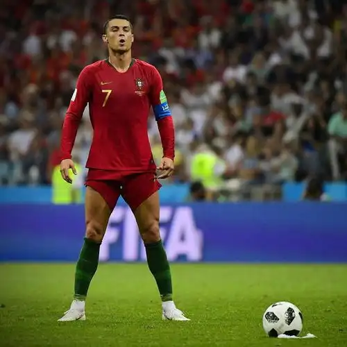 同样5次参加世界杯,但c罗有3项纪录,梅西很难打破