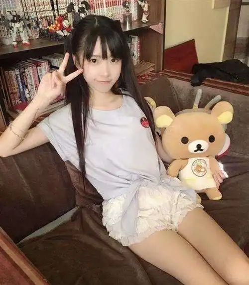 当年爆红的剪刀手女孩,富豪许诺等她10年,如今又过的如何
