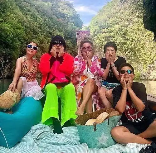 泰国网红母子来中国日常秀爱马仕香奈儿,表情pose都一样