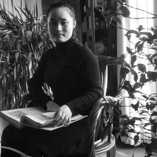 练小妮人物画作品高古传神,妙含空灵之禅境,耐人寻味