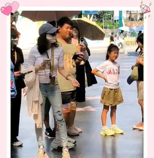 章子怡带儿子女儿逛环球影城被偶遇,子怡包裹严实开心为孩子拍照