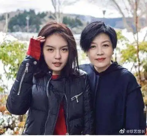 李咏19岁女儿停更六个月后晒自拍照,素颜出镜状态好,身材纤细酷感十足