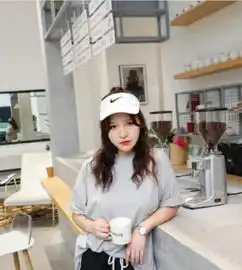 姚晨与曹郁外出聚餐会友,小腹隆起疑怀三胎,网友大姚真拼