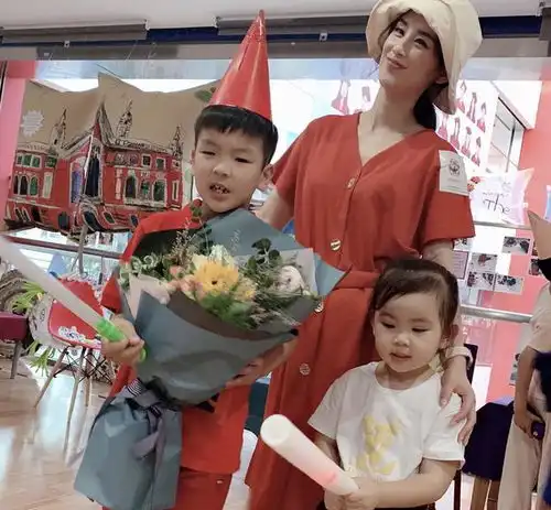 黄圣依送儿子们开学,母子三人罕见同框但兄弟俩各走各的显生疏