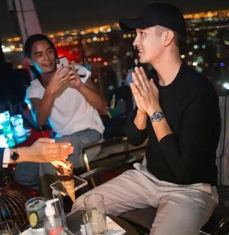 56岁韦唯与混血儿子合照罕曝光,母子同框似姐弟,难看出年龄差