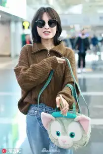 吴昕背可爱小猫包少女心满满