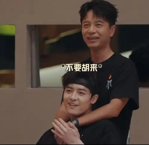 王铮亮安慰林依轮,胡夏收留李佳琦,披哥4危难时刻见真心