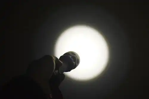 照亮黑夜的一束光在路上x6usb户外手电体验