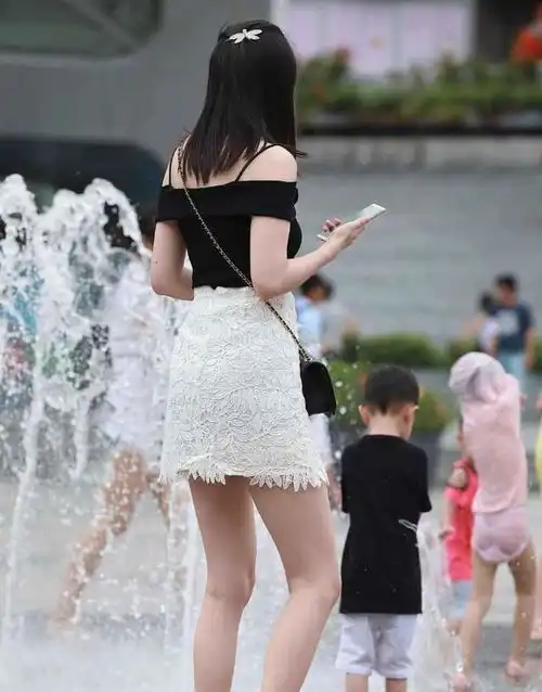 灰色修身吊带连衣裙,魅力十足,女人应该这样穿,气质高t恤牛仔裤白衬衫网易订阅