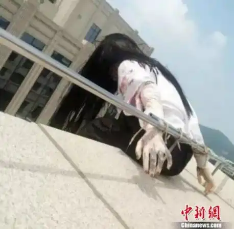 长发女子盘踞商场楼顶原是鬼屋宣传噱头已被拆
