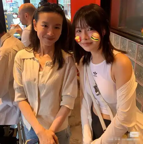 董洁母子东京度假买汉堡,法令纹鱼尾纹明显,儿子顶顶高大帅气