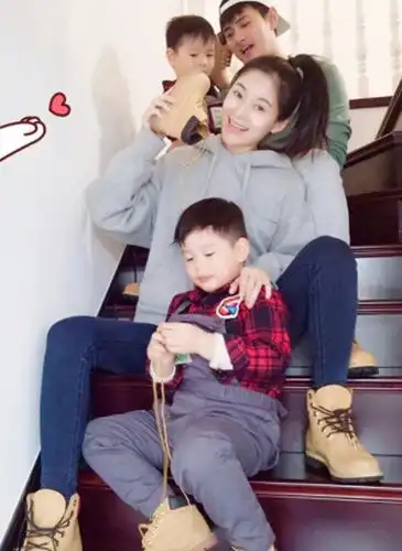 戏中是假母子,戏外却成了真夫妻,双胞胎儿子名字太奇葩