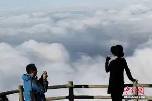 游客穿棉衣登老君山拍云海奇观