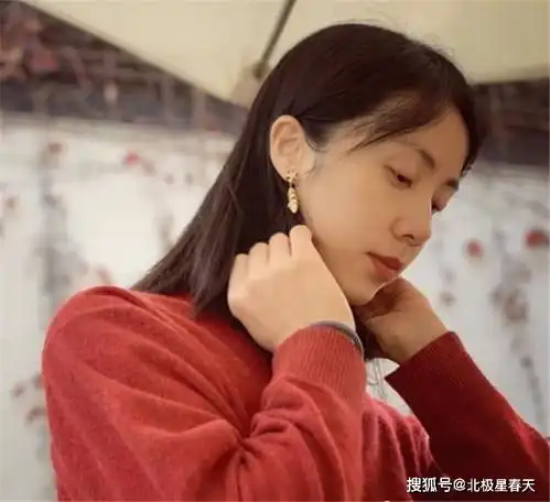 孙俪红裙亮相星光大赏,名字被错写成孙莉,高情商回应化解尴尬