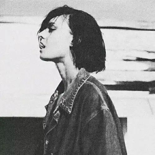 求黑白女生头像