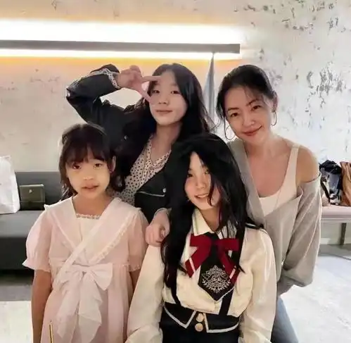 小s罕见秀恩爱,与老公素颜出镜状态佳,三个女儿同框长太像
