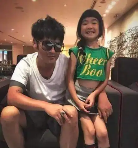 曹格女儿长大后完美逆袭,曾经的蜡笔小新,如今秒变美少女