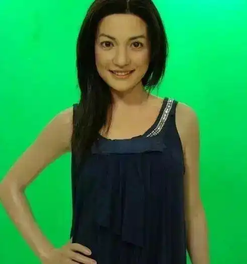明星pk蜡像,邓紫棋蜡像简直跟她本人如出一辙,接下来就有点辣眼睛了