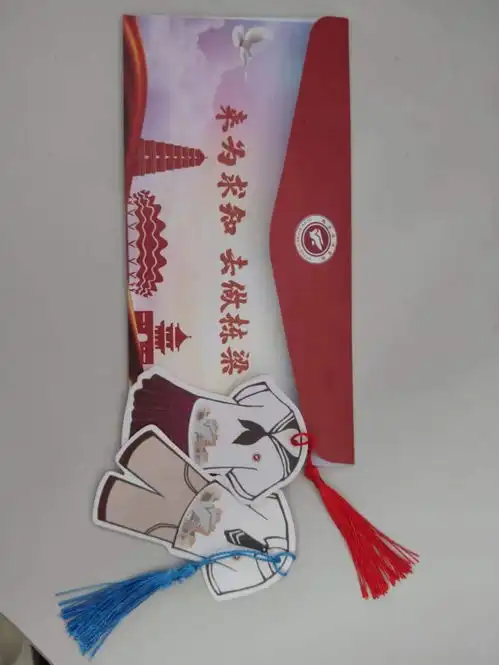 西安小学老师耗时半年,手绘500份肖像画当毕业礼物