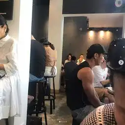 余文乐晒好友生日聚会照