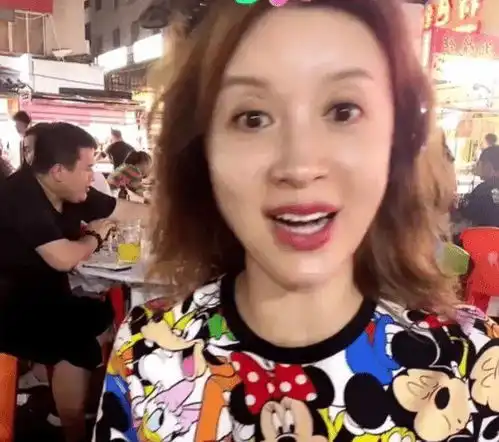 丈夫身价数十亿,金巧巧现身大排档直播,孔雀公主与粉丝亲民合照