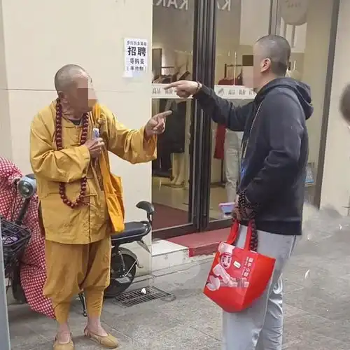 河南两个和尚化缘碰上,互相指责对方是假的,让对方不要来骗钱