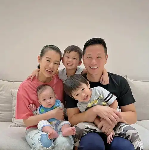 回顾演员胡杏儿嫁大3岁富豪婚后连生三胎,今一家五口其乐融融