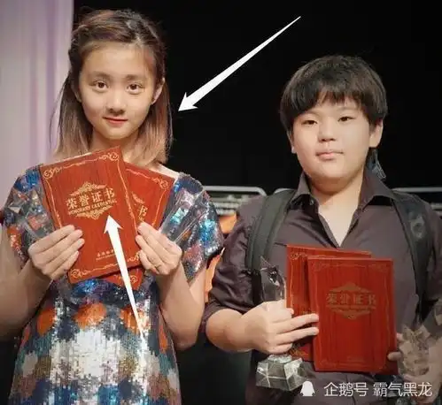 人红是非多14岁黄磊女儿继染发之后,玩手机也引起了大家的热议