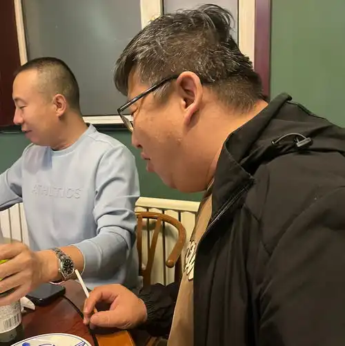 哥哥陪弟弟打羽毛球,短短10秒钟,弟弟世界观重塑了