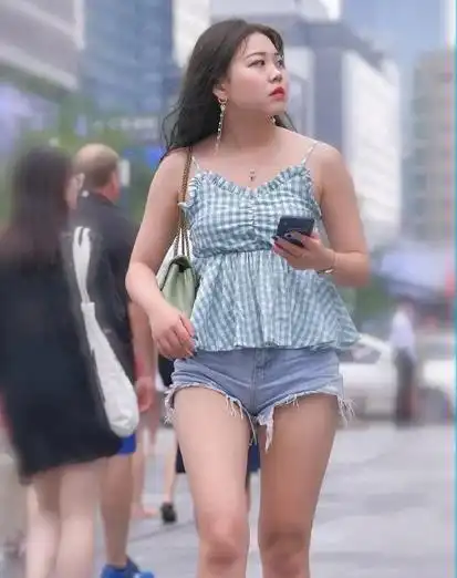 呆萌女孩,吊带娃娃衫,显示一种纯净无尘的静美