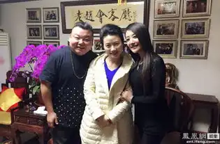 主持人赵忠祥邀美女主持人左岩等到家中国聚餐,并亲自下厨一起品尝大闸蟹