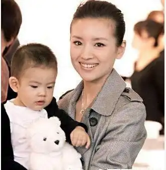 潘粤明董洁婚纱照董洁上海亮相谈车祸潘粤明伤愈出院仍需静养