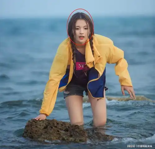 碧海蓝天下的水手服杨超越,回眸一笑甚是惊艳,谁不心动
