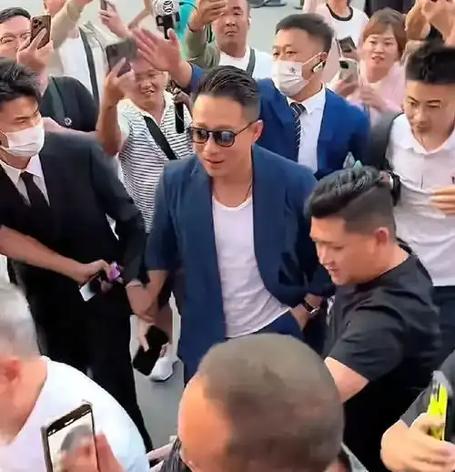 汪小菲现身天津新店开业现场,不见老婆小梅,穿短裤脚上纹身抢眼
