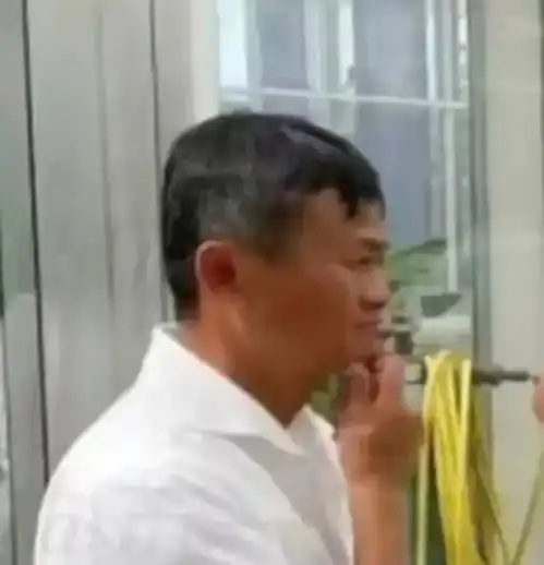 马云谈项目合作被偶遇,和外国人侃侃而谈,网友58岁老的像70多