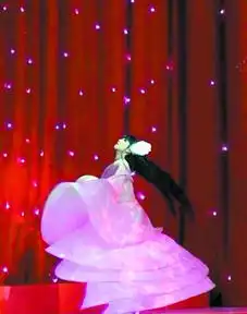 男子旋转4小时头不晕逼平小彩旗