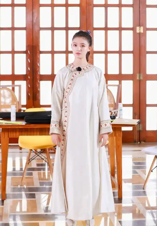 林允豁出去了,穿这么老气的旗袍,依旧遮不住的少女感