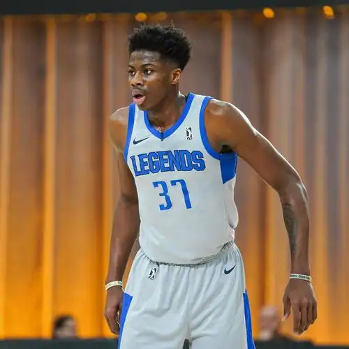 27岁字母弟nba生涯曝光靠哥哥关系留下,场均32成焦点