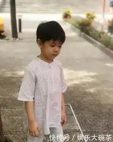 帅气值爆表杜江晒儿子素颜照,嗯哼嘴叼勺子萌感十足心融化了