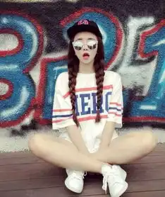 求qq头像,穿着英文字母衣服,手拿手机,盘坐在地上
