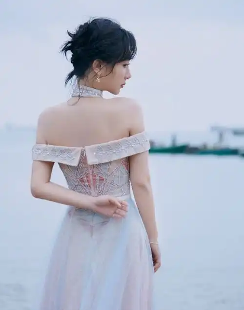 杨紫一袭渐变星空裙惊现跨年夜,高空荡秋千的仙女造型太美了