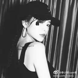 李小璐晒大片,网友浓浓网红风,学泫雅同一地方纹字母