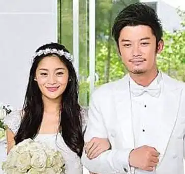 他们剧中是母子,现实中却是夫妻,双胞胎儿子取名一模一样
