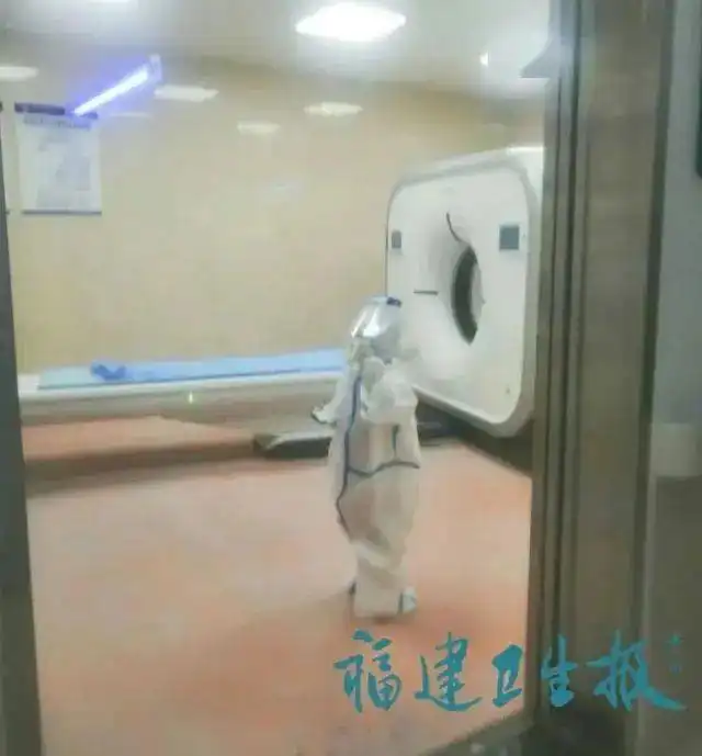 福建疫情5天152例,4岁萌娃穿防护服独自做隔离检查,瞬间让网友破防12岁以下免疫空白人群何时能打上疫苗