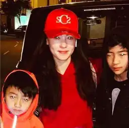 张柏芝带儿子豪车前耍酷,实力炫富晒出一钱包,价格曝光让人死心