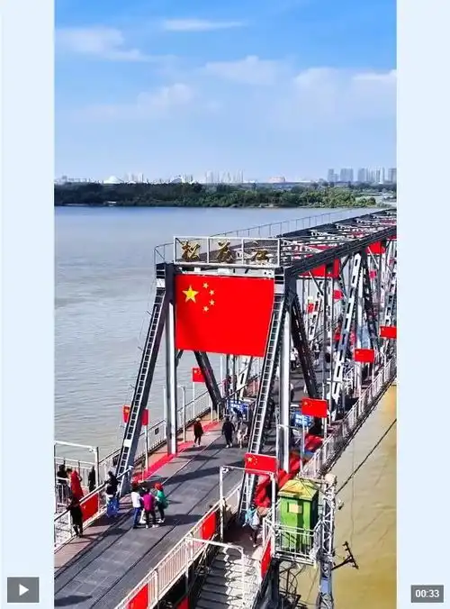 国庆氛围感拉满祖国大街小巷披上中国红