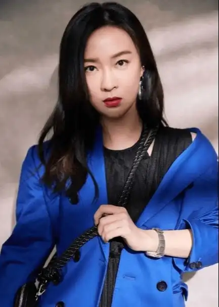 蓝色西装外套配网纱短裙,这腿也太美了吧真是太会搭配了